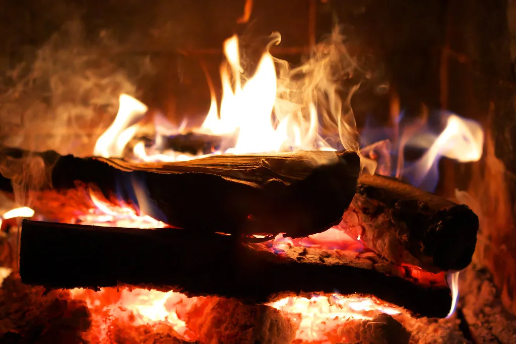 Stone Fireplaces as the Emotional Anchor (Ervins Strauhmanis, Flickr, CC BY 2.0)