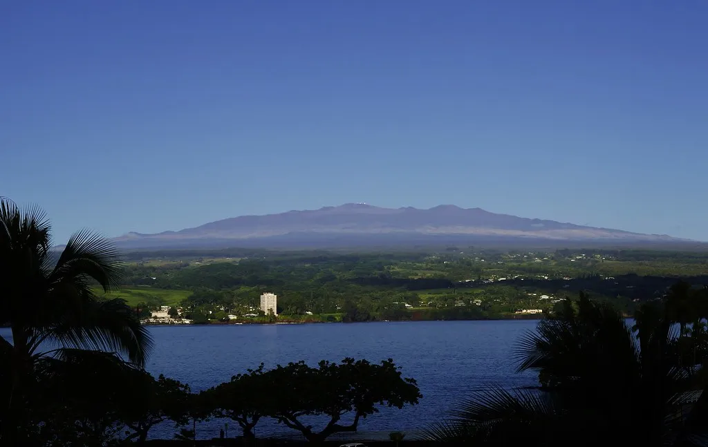 The Mountain Hidden in Plain Sight (Eric Tessmer, Honolulu Hawaii, Flickr, CC BY 2.0)