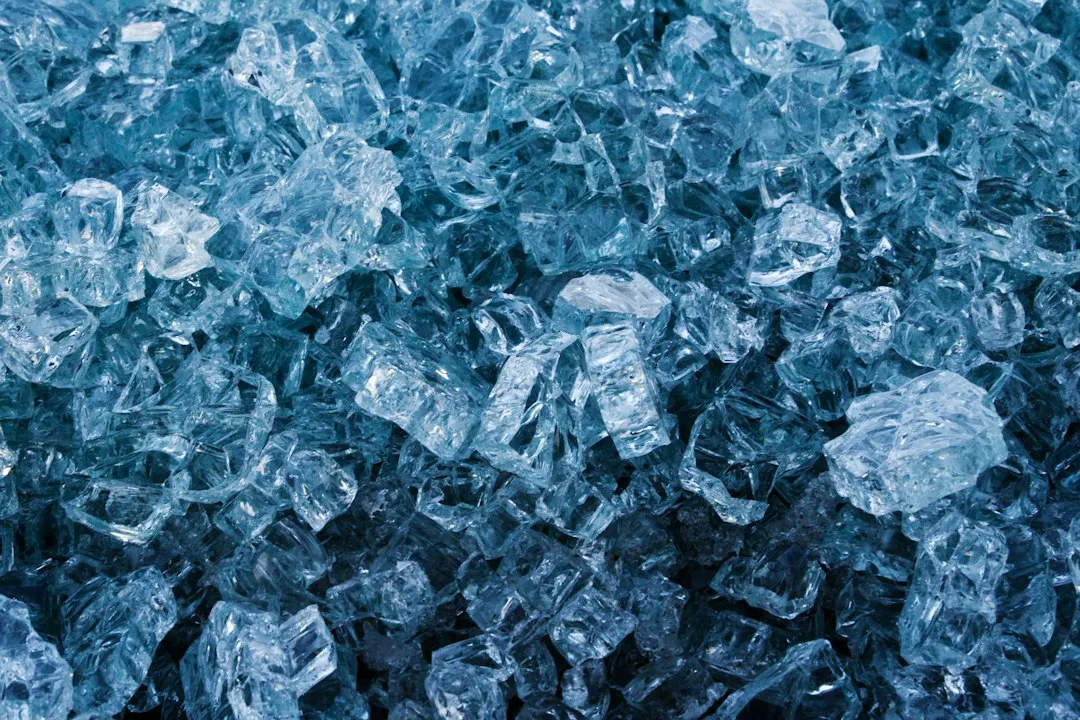 Use Block Ice on the Bottom, Cubed Ice on Top (Image Credits: Unsplash)
