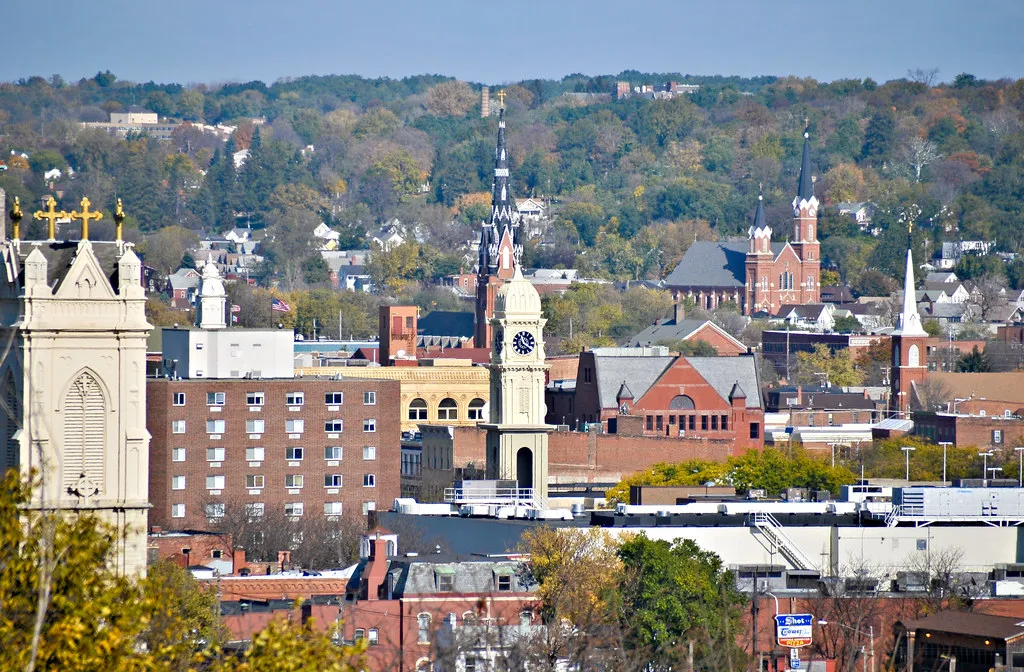 The Bluffs Turn the Whole Town Into a Color Show (Dirk DBQ, Flickr, CC BY 2.0)