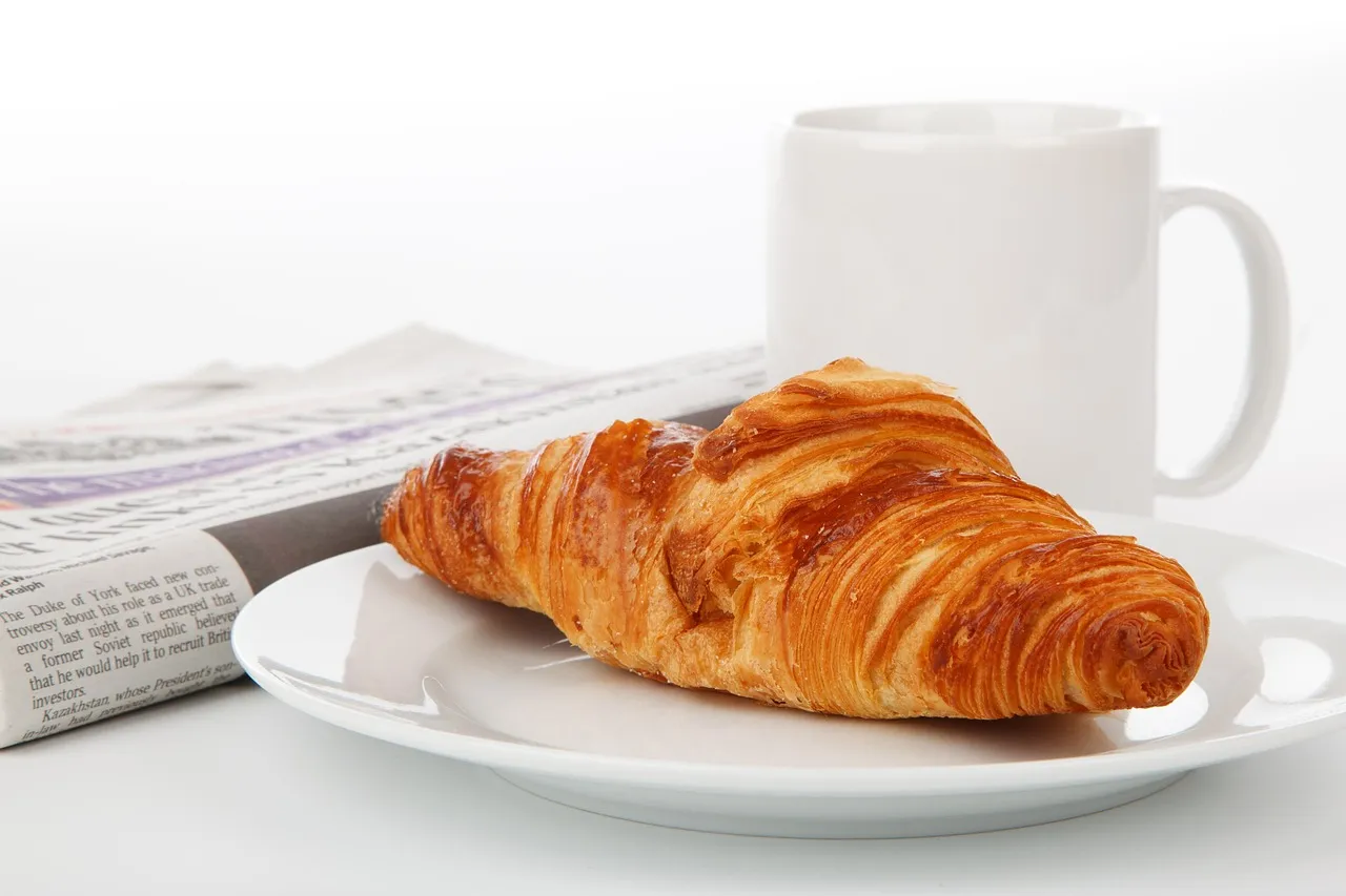 Ask About Snacks and Drinks Before the Café Car Closes (Image Credits: Pixabay)
