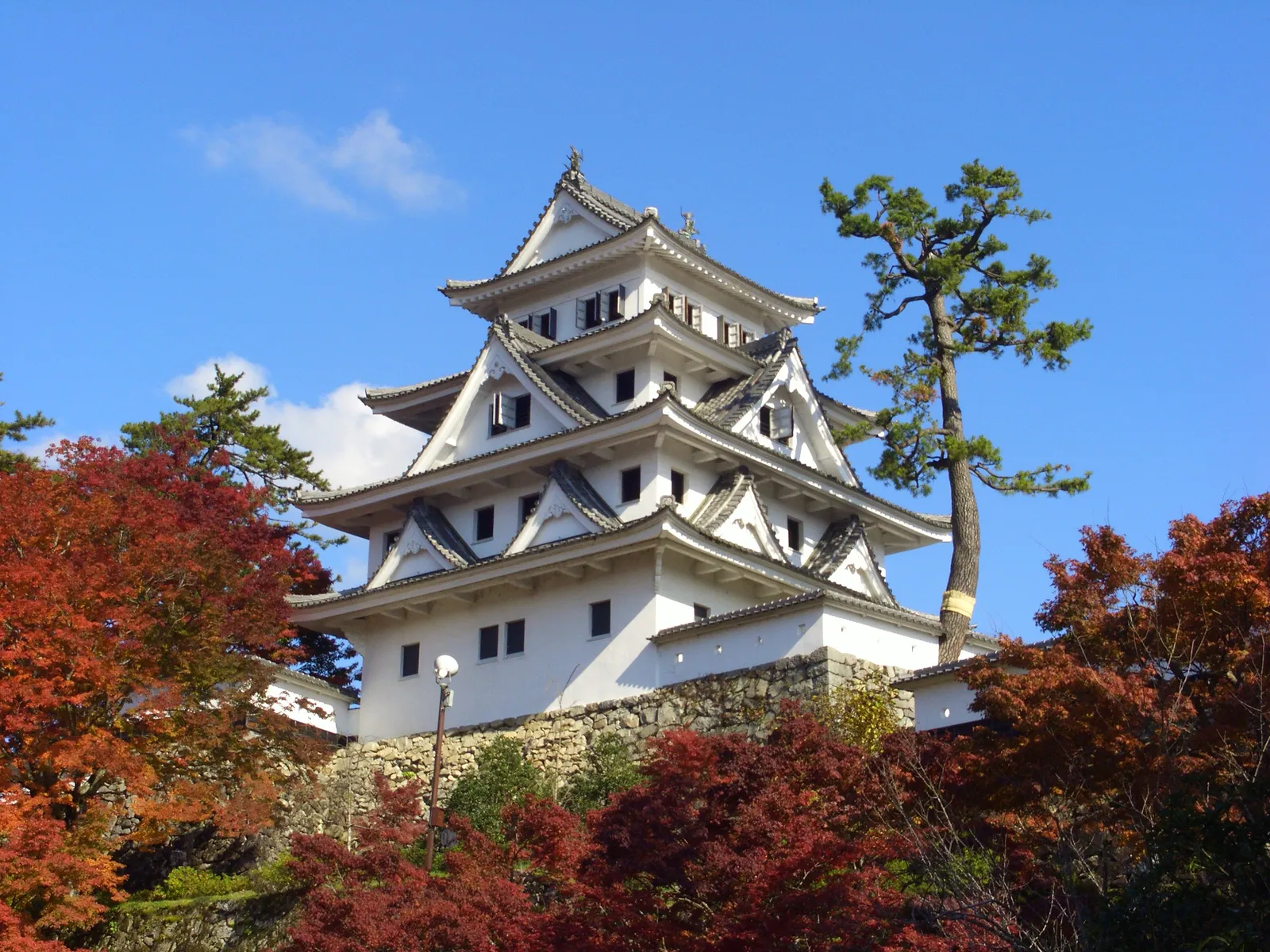 Hachiman Castle and the Temples That Define the Skyline (By サウンドセッション, CC BY-SA 3.0)