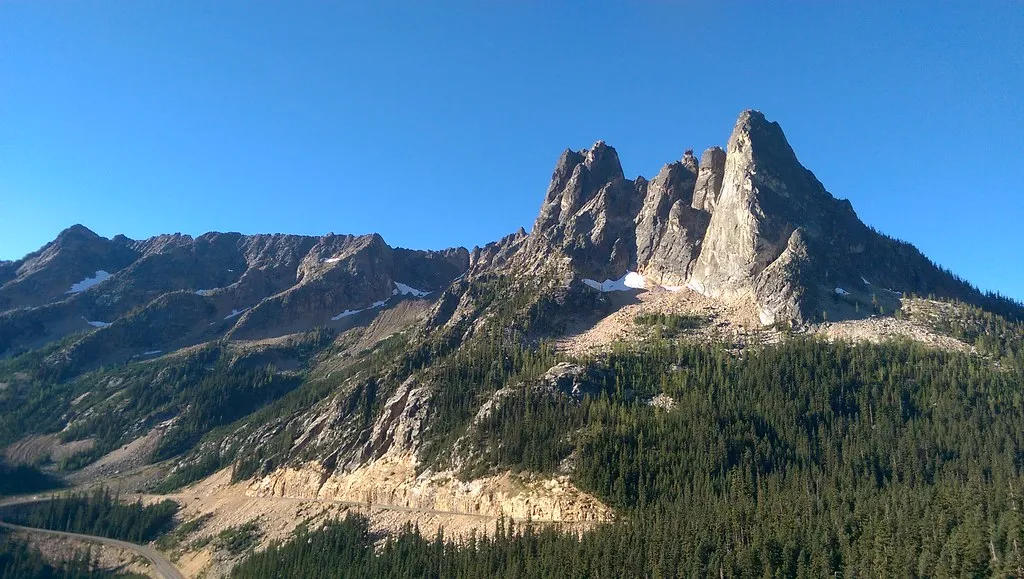 The Washington Pass Overlook: The High Point of the Drive (Tony Buckley, Flickr, CC BY 2.0)