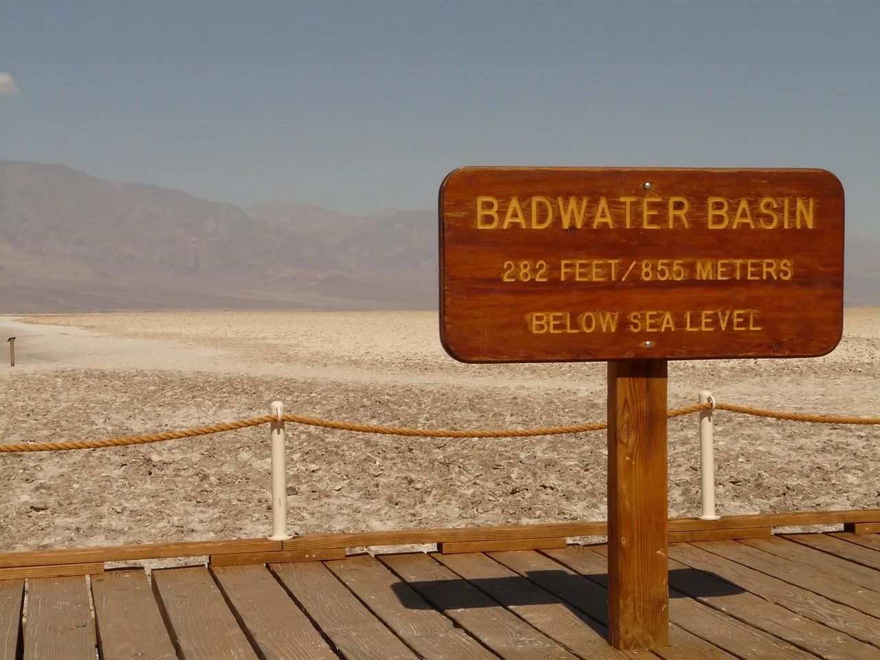 Badwater Basin, Death Valley National Park, California (Image Credits: Pixabay)