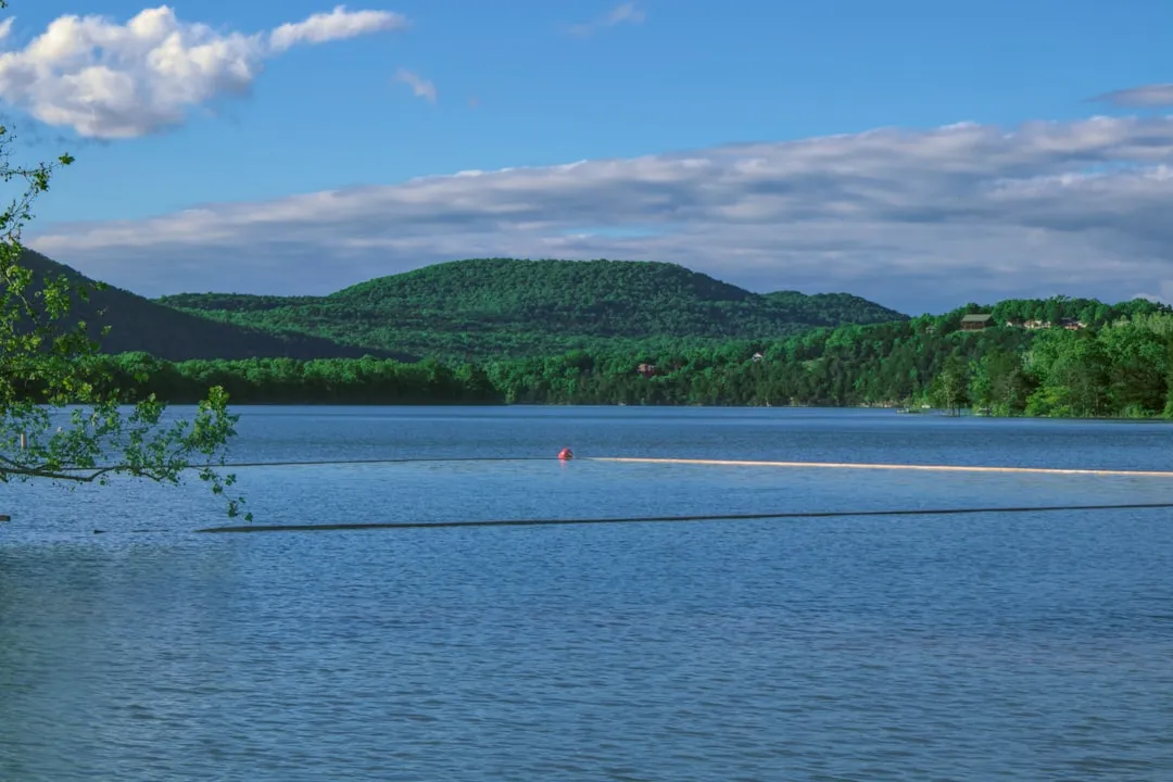 Glen Lake's Twin Turquoise Basins (Image Credits: Unsplash)