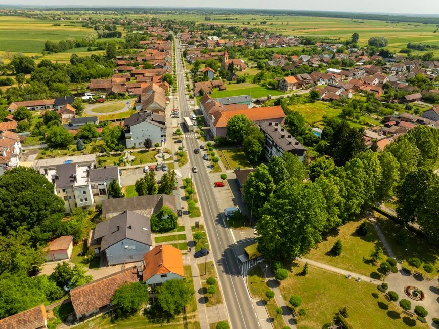10. Seeking Out Secondary Cities and Overlooked Towns (Image Credits: Pexels)