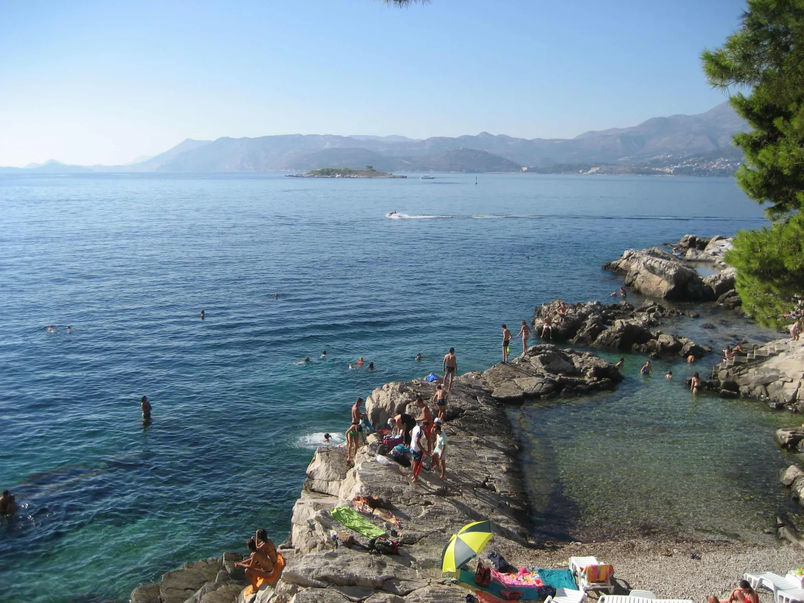 Reason 1: A Coastline Like No Other on Earth (By Modzzak, Public domain)
