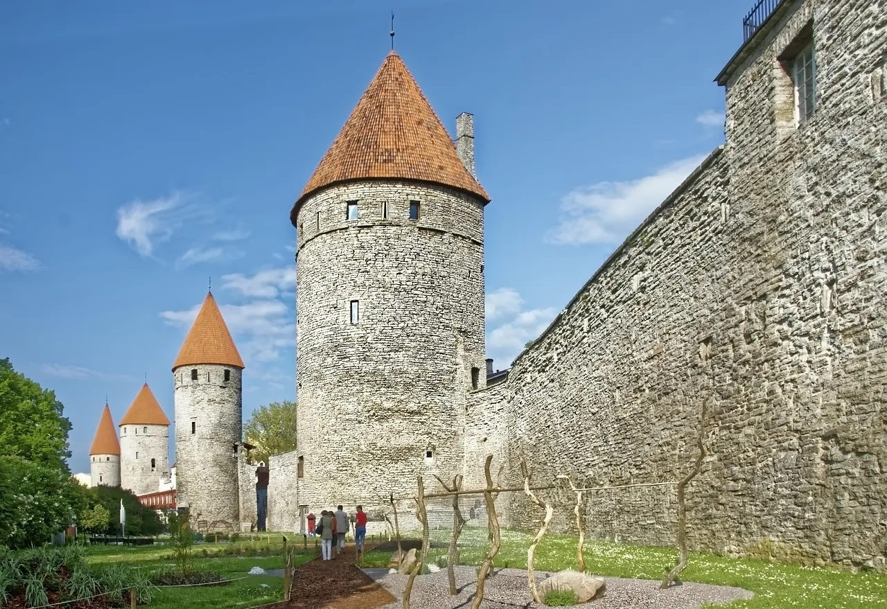 The Medieval Walls That Frame Every Step (Image Credits: Pixabay)