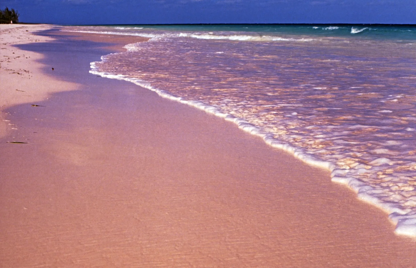 How to Actually Get There in 2026 (Bahamas 1989 (348) Eleuthera: Pink Sand, Harbour Island, CC BY-SA 2.0)
