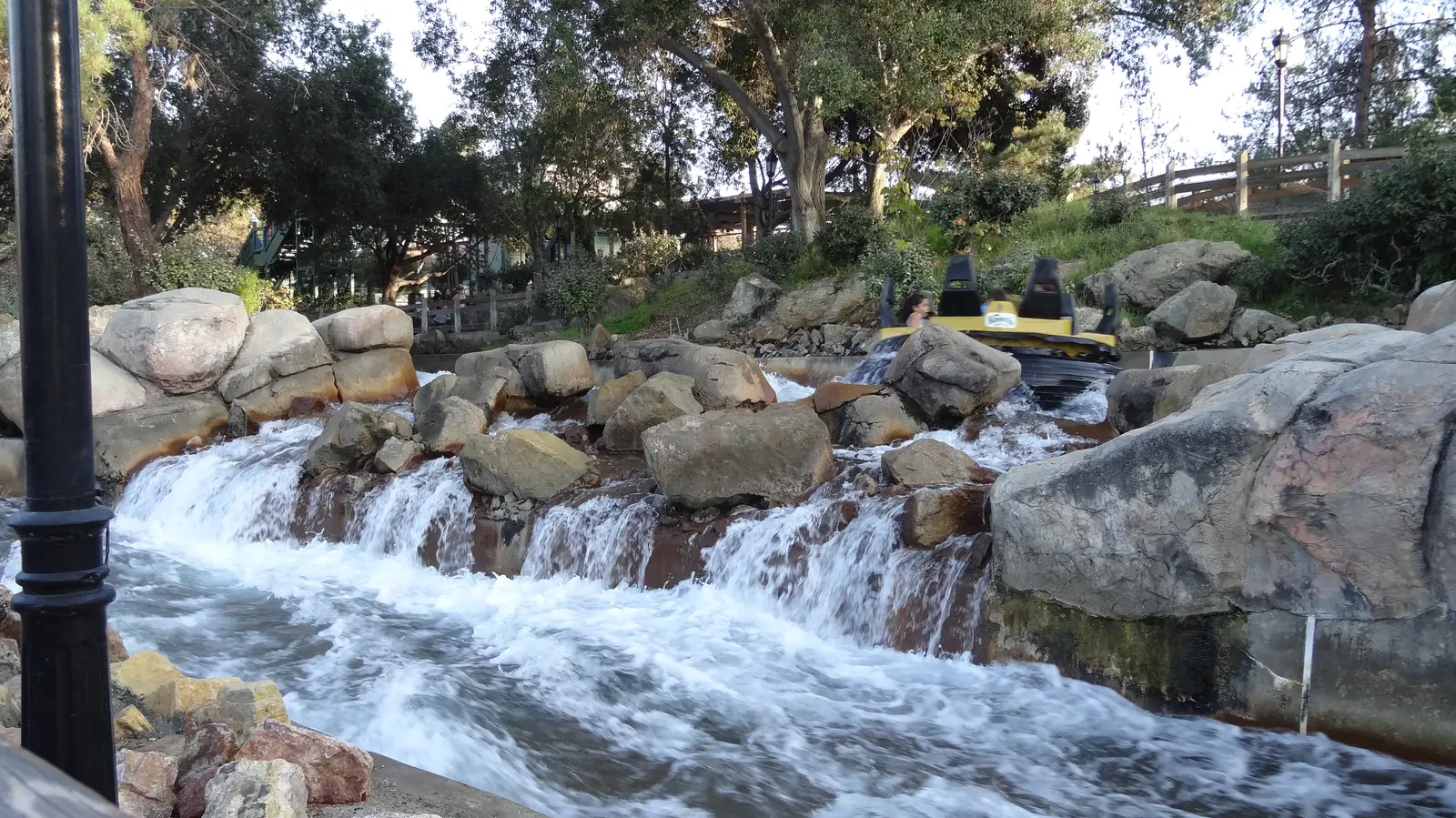 Family Raft Rides vs. Solo Slides (By METRO96, CC BY-SA 3.0)