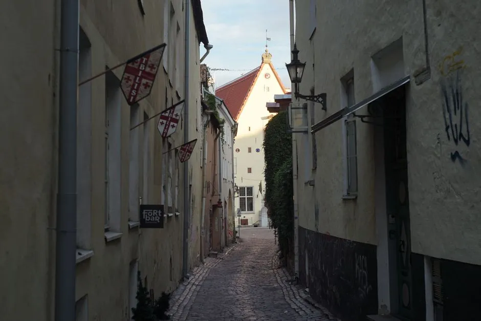 Hidden Courtyards and Atmospheric Passageways (Image Credits: Pexels)