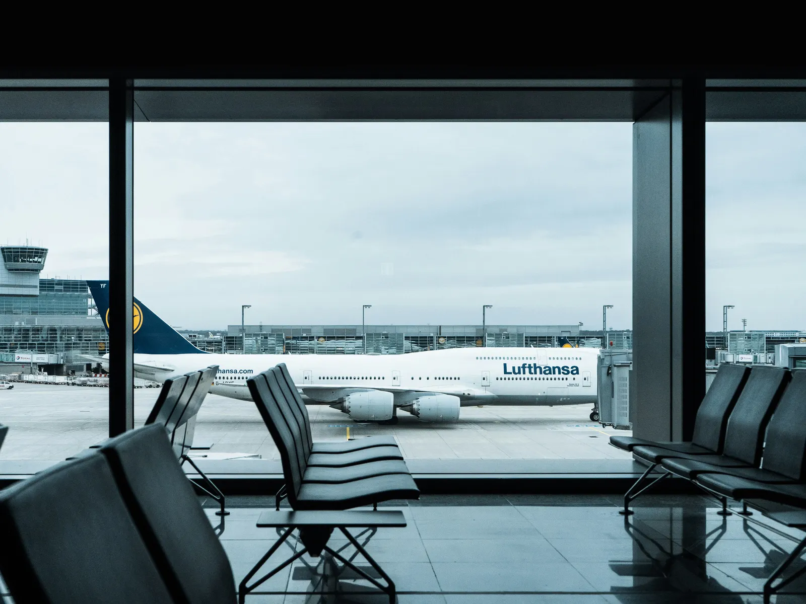 Lufthansa's Senator Service: Thirty-Two Passengers, Full A-la-Carte (Image Credits: Unsplash)