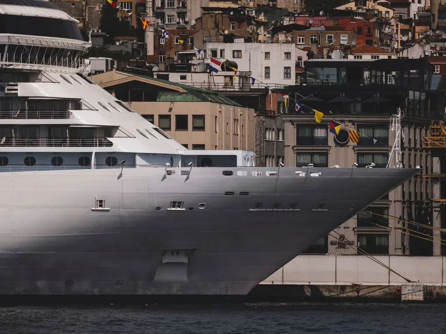 One Short Blast: Turning to Starboard (Image Credits: Pexels)