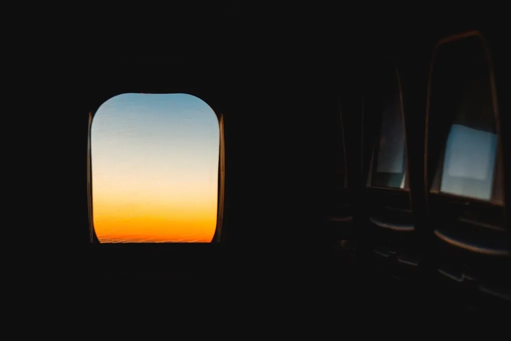 Closing the Shade Mid-Flight Is Becoming the New Normal, for Better or Worse (Image Credits: Rawpixel)