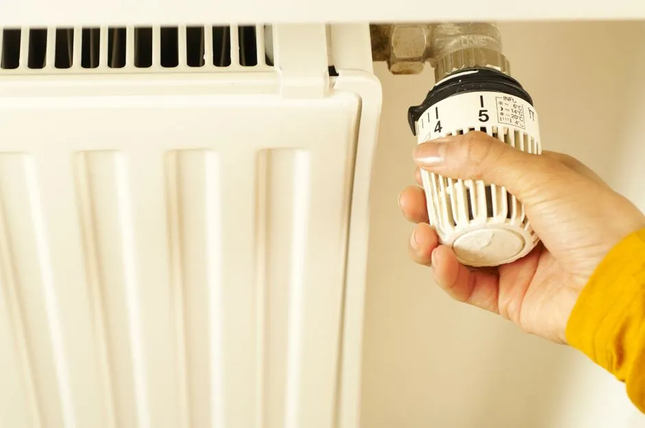 The Thermostat Deadband Means the Room Drifts Before Anything Kicks In (Image Credits: Pexels)