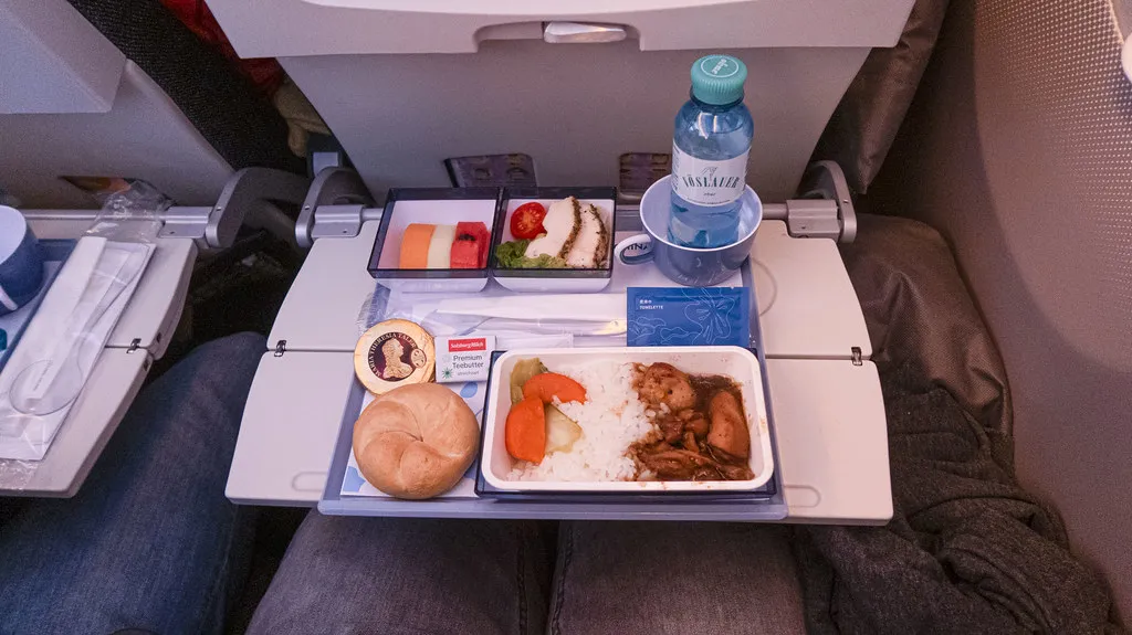 The Role of the Catering Giant Behind Your Meal (Simply Aviation, Flickr, CC BY 2.0)