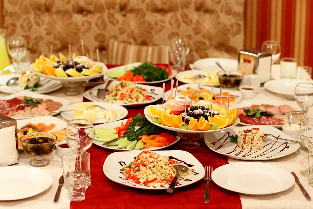 Plate Size, Portion Psychology, and the Mechanics of Buffet Design (Igor Shatokhin, Flickr, CC BY 2.0)