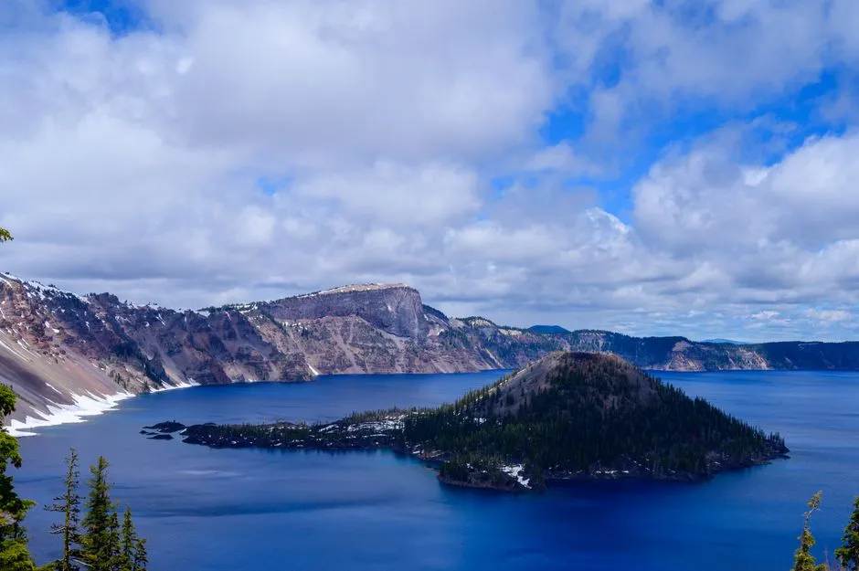 Wizard Island and the Volcanic Life Below (Image Credits: Pexels)