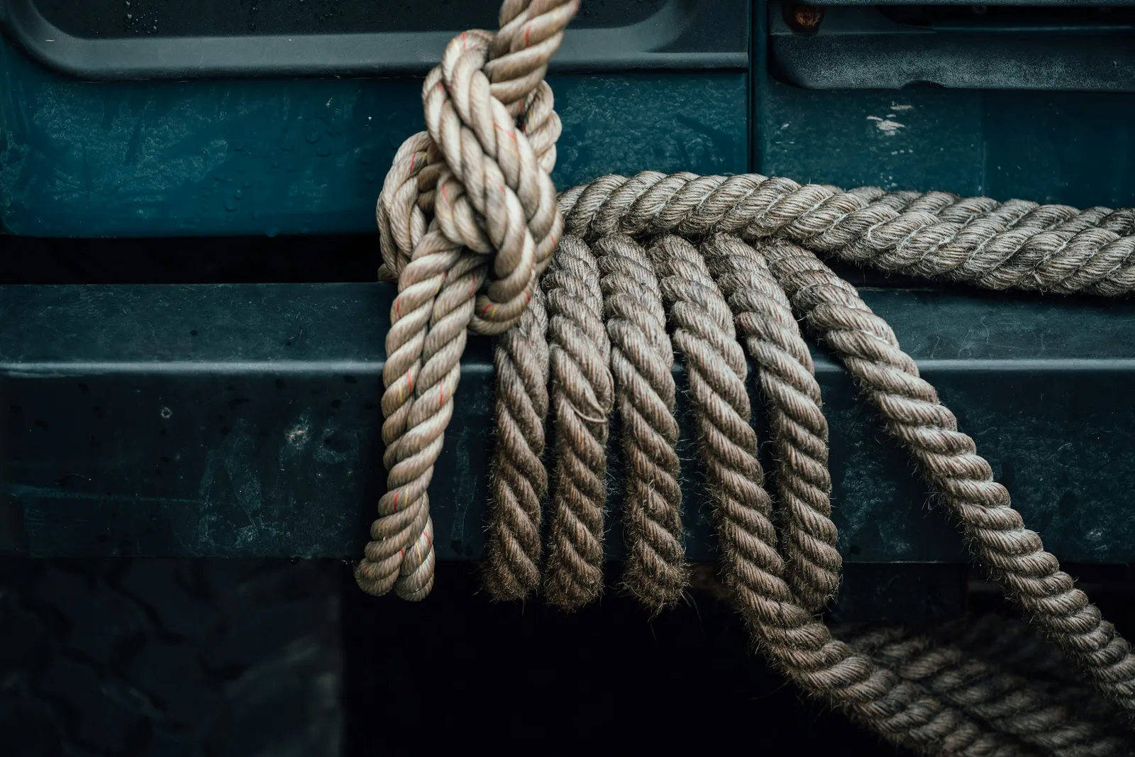 The Ritual of Tying Up: What Captains Actually Do (Image Credits: Unsplash)
