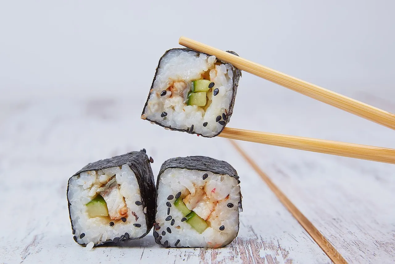 4. Rubbing Disposable Chopsticks Together (Image Credits: Pixabay)
