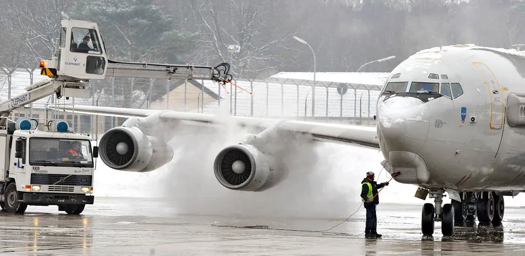 De-Icing the Aircraft Itself (NATO E3A Component, Flickr, CC BY 2.0)