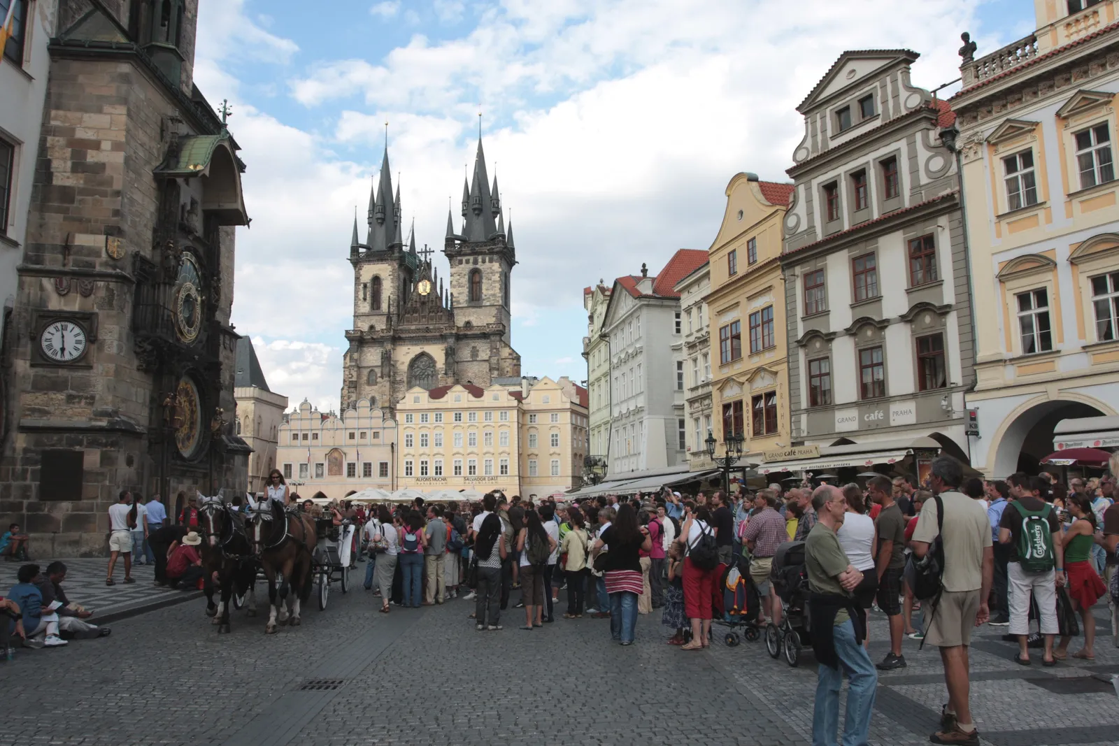 Why It Keeps Drawing People Back (By Henry Mühlpfordt, CC BY-SA 3.0)