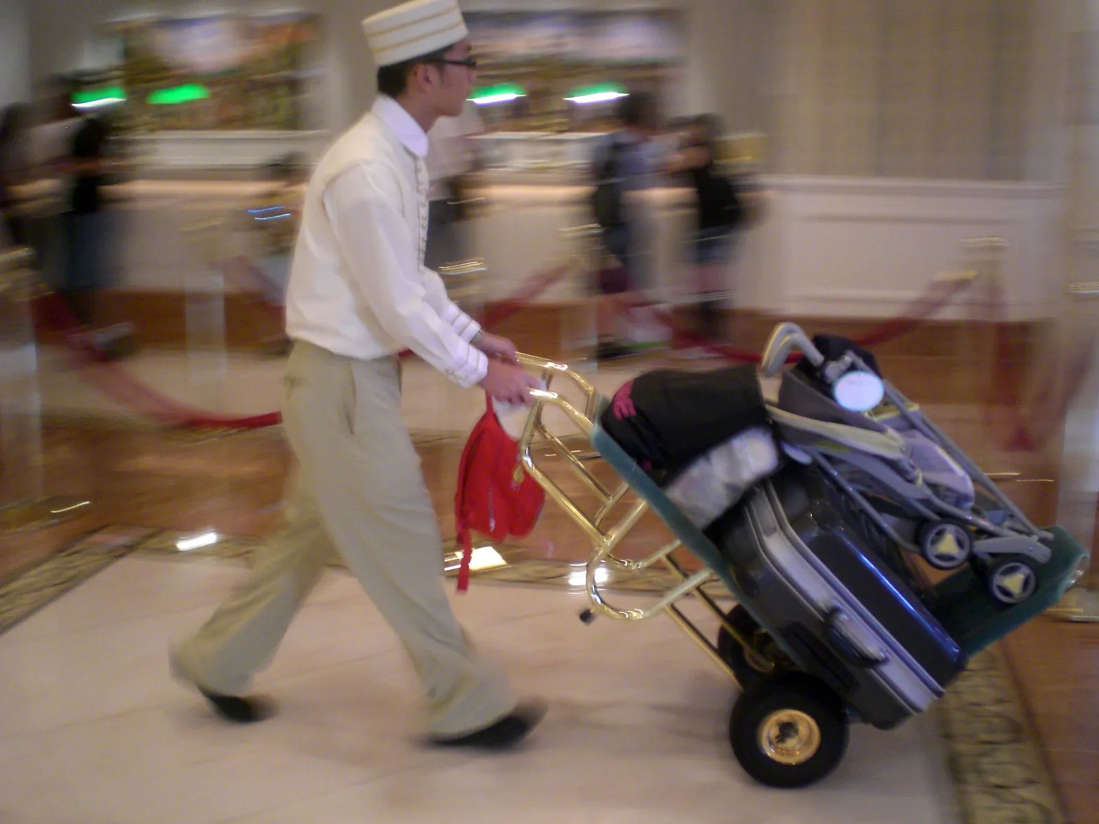 The First Tip Sets the Tone for Your Entire Stay (By Helloahappysa, CC BY-SA 3.0)
