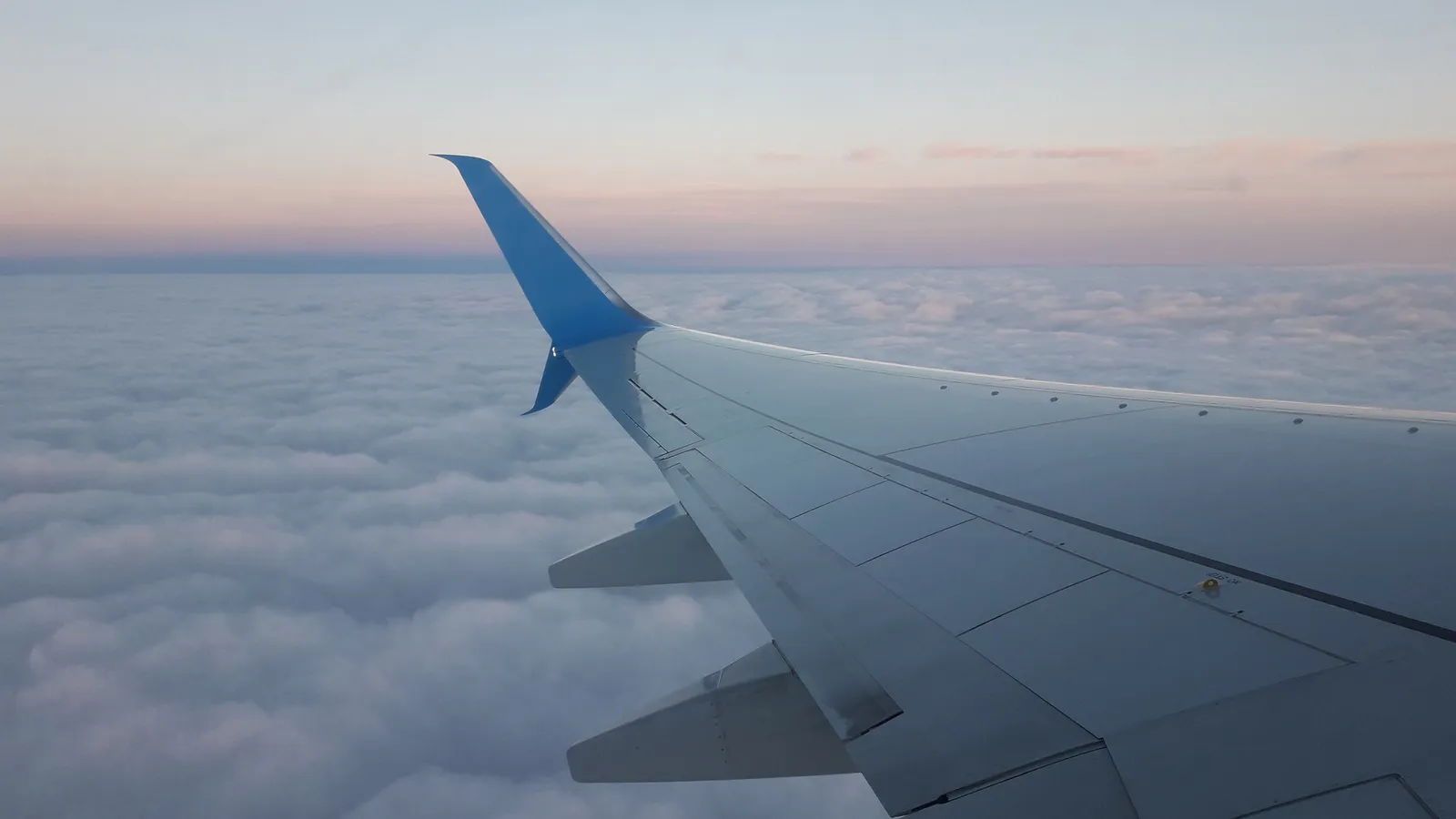 Raising the Shade at Takeoff and Landing Is Actually a Safety Matter (By Արման Բարսեղյան, CC BY-SA 4.0)