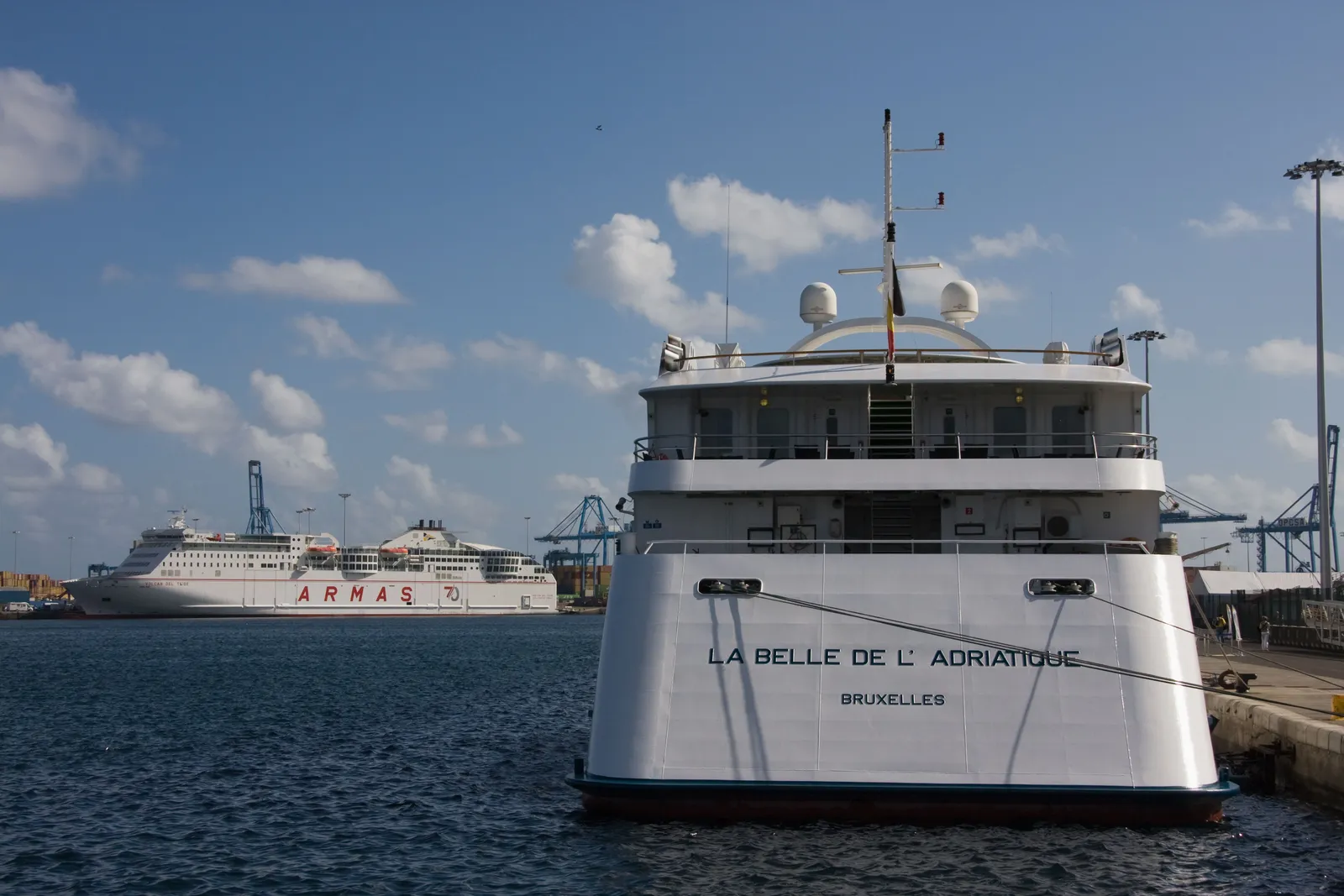 Blowout Bars: a Growing Trend Across Major Lines (El Crucero MS Belle del Adriático en el muelle de Santa Catalina de Las Palmas de Gran Canaria Islas Canarias

Uploaded by High Contrast, CC BY-SA 2.0)