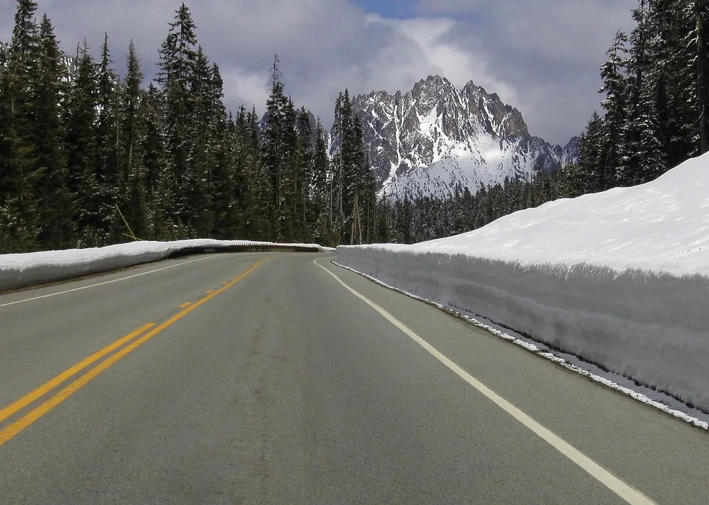 The Seasonal Closure: When and Why the Highway Shuts Down (Image Credits: Flickr)