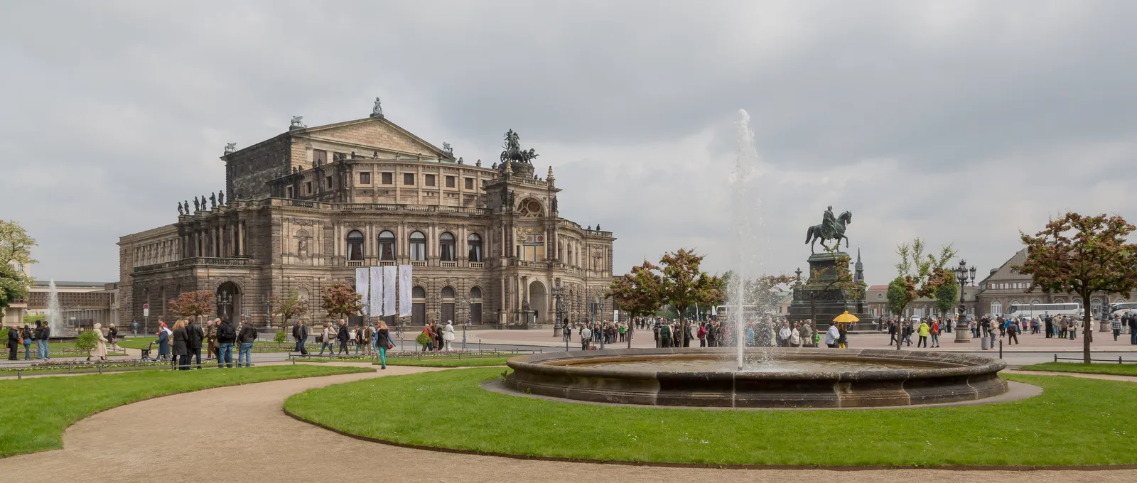 Semperoper, Dresden: Rebuilt from Ruin (By CEphoto, Uwe Aranas, CC BY-SA 3.0)