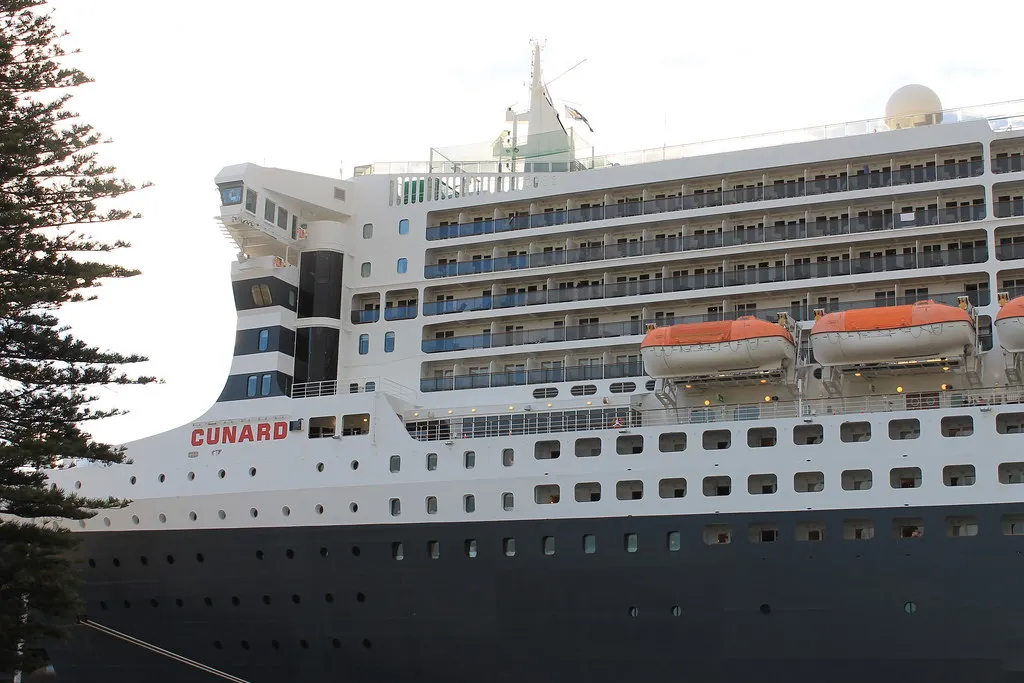 Cunard's Queen Mary 2: The Greatest Library at Sea (mertie., Flickr, CC BY 2.0)