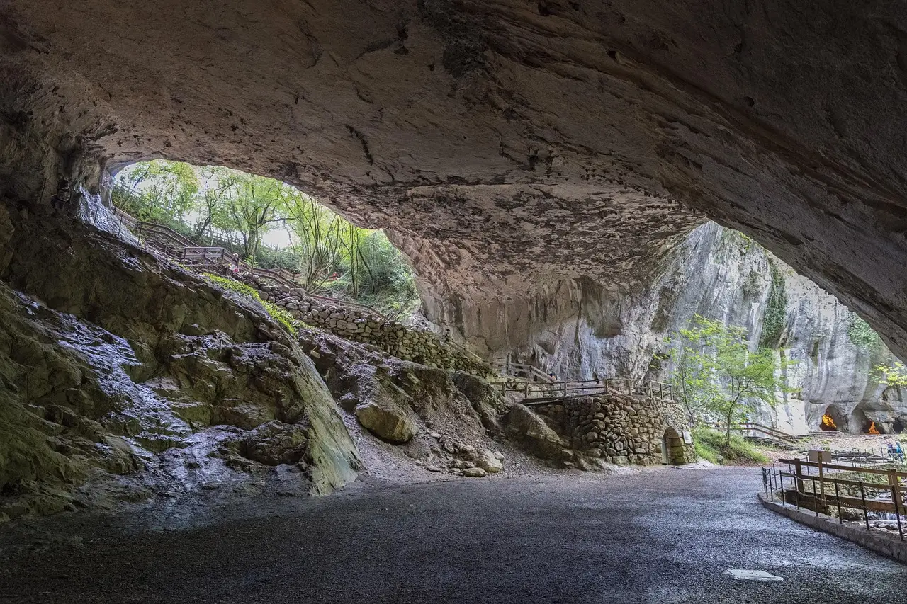 Tuckaleechee Caverns: A World-Class Underground Wonder (Image Credits: Pixabay)