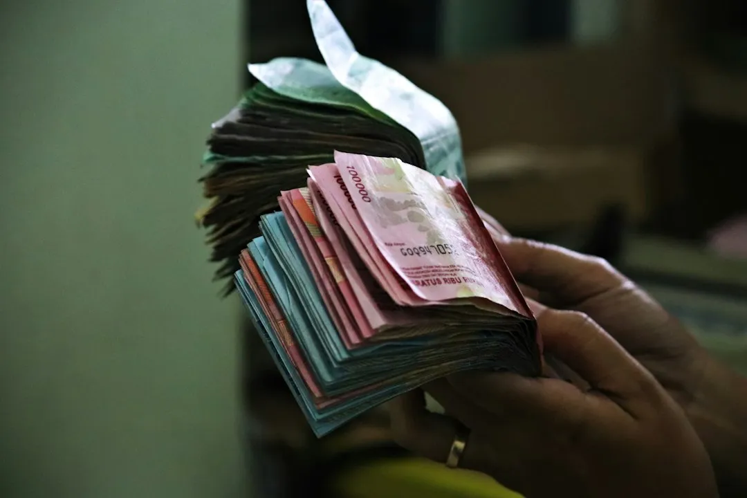 The Habit: Always Pay in Local Currency (Image Credits: Unsplash)