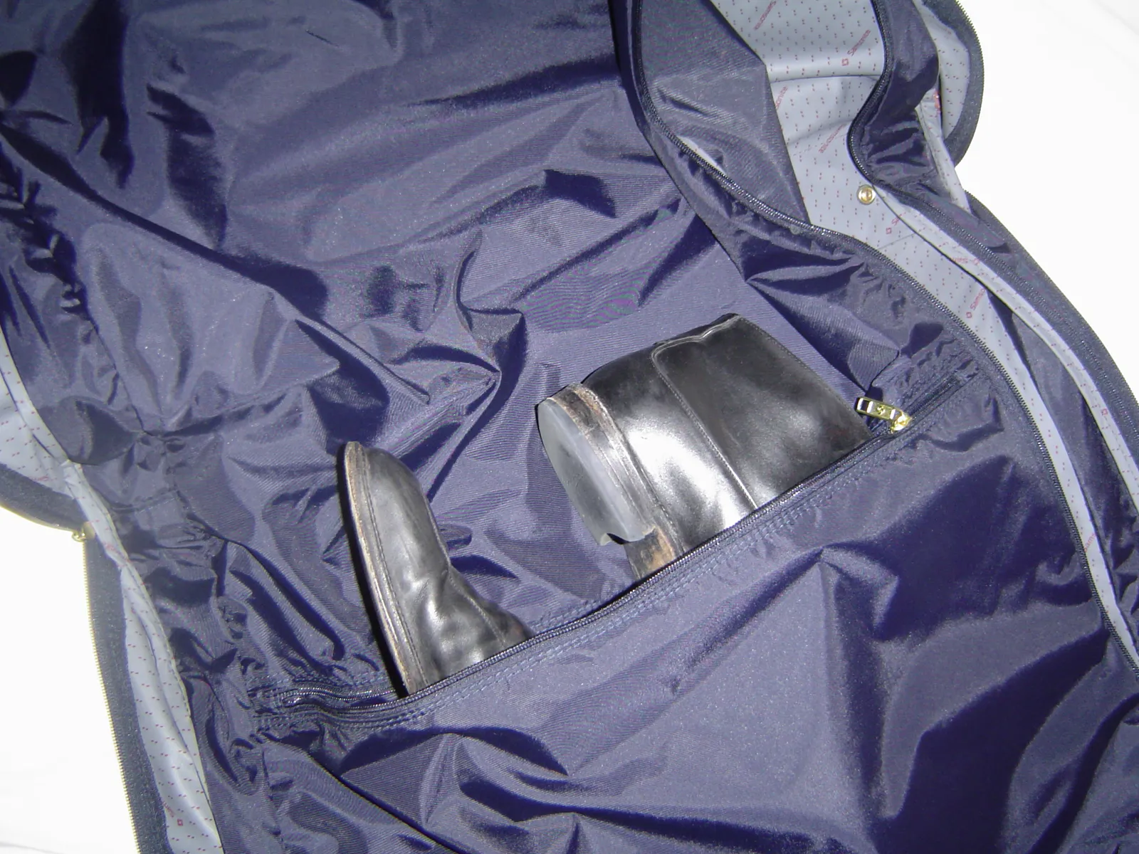 Place Shoes Strategically at the Base of Your Luggage (Willem van Bergen, Flickr, CC BY-SA 2.0)
