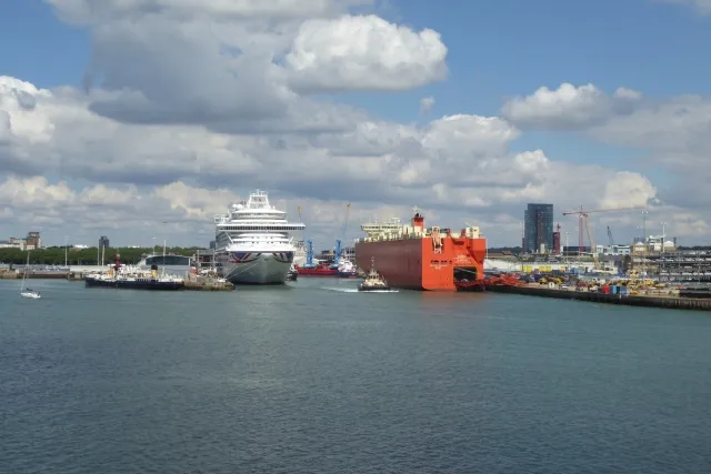 When a Ship Skips a Port, Passengers Left Ashore Face a Unique Challenge (Geograph Britain and Ireland, CC BY-SA 2.0)