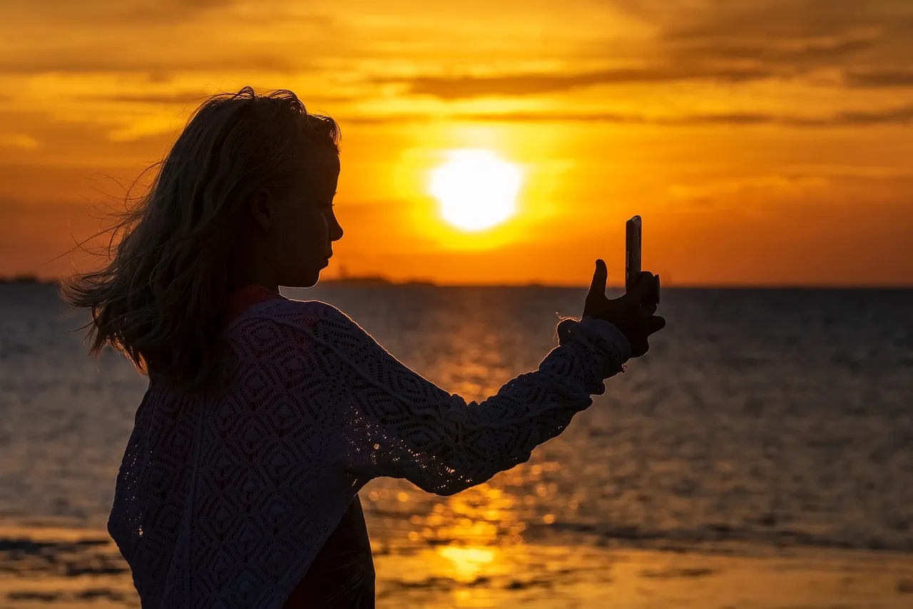 The Selfie Taker: Memory Tied to Self-Presence (Image Credits: Pixabay)