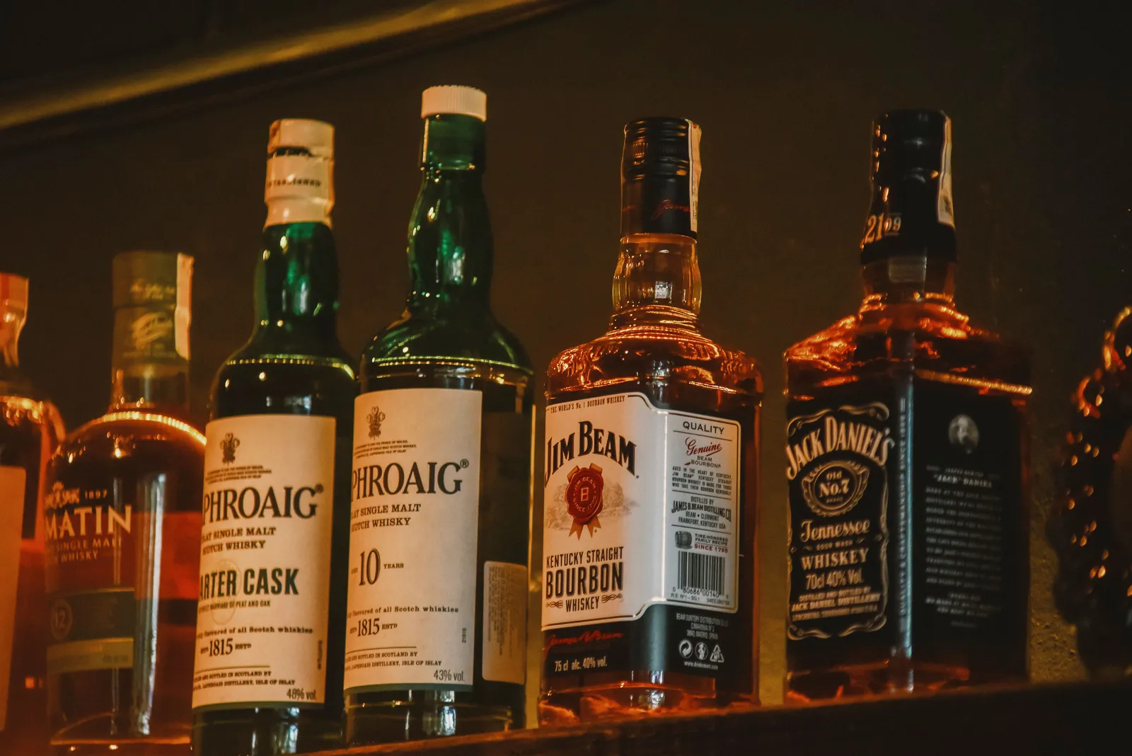 The Classic: Straight Whiskey, No Chaser (Image Credits: Pexels)
