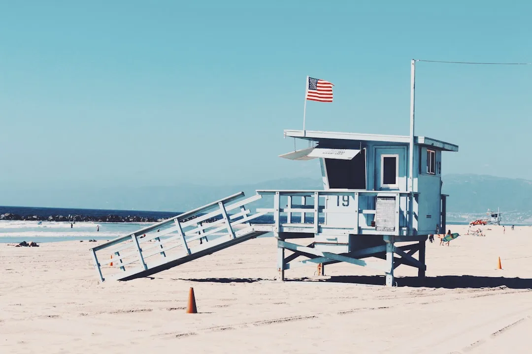 Swimming Near a Lifeguard Tower Dramatically Increases Survival Odds (Image Credits: Unsplash)