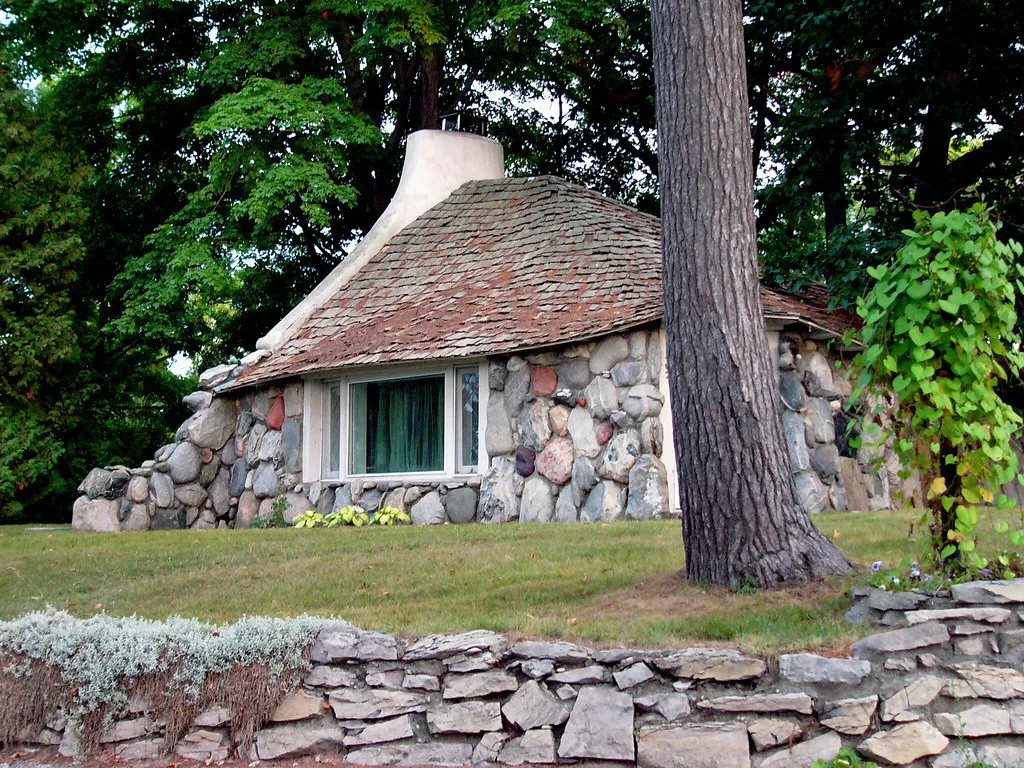 Michigan's Mushroom Houses: Earl Young's Enduring Architectural Oddity (Kathleen Tyler Conklin, Flickr, CC BY 2.0)