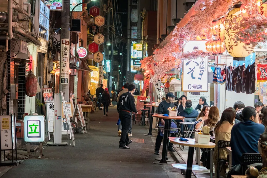 9. Walking Around While Eating (Image Credits: Unsplash)