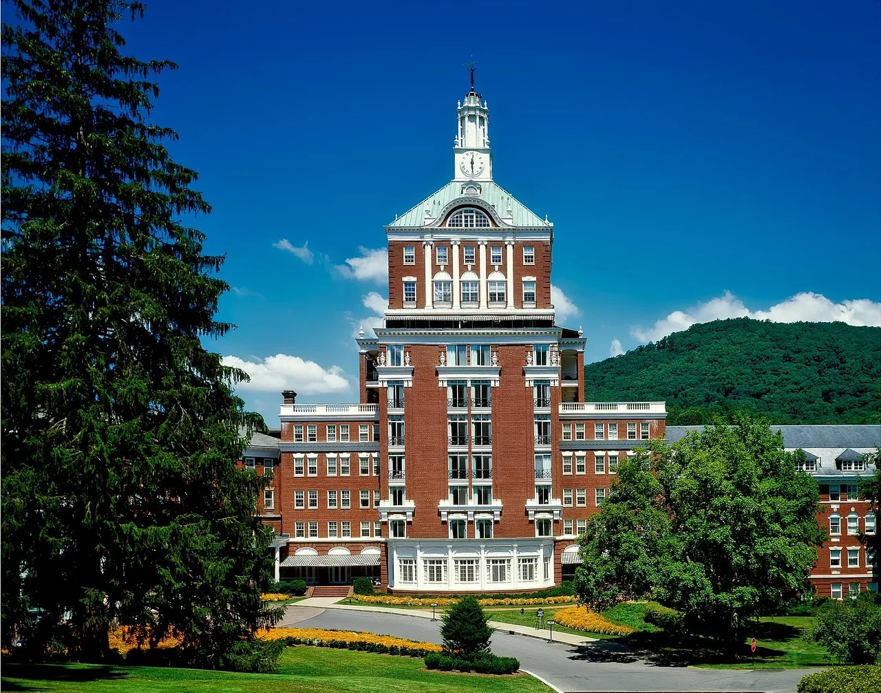 The Arlington Resort and Hot Springs' Grand Hotel Legacy (Image Credits: Pixabay)
