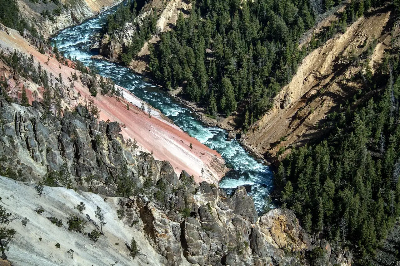 The Yellowstone River: The Longest Free-Flowing River in the Lower 48 (Image Credits: Pixabay)
