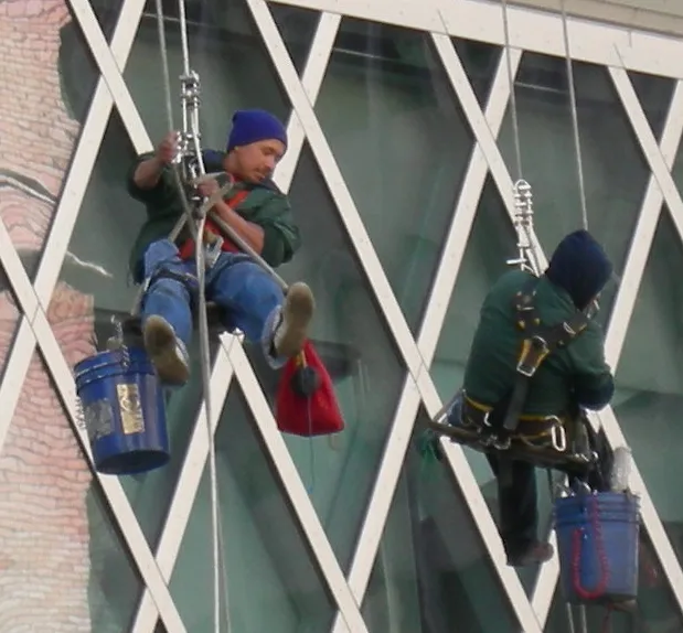 Rope Access: The Most Demanding Method (By derivative work: StromBer (talk)
Seattle_Public_Library_window_washers_06.jpg: Joe Mabel, CC BY-SA 3.0)