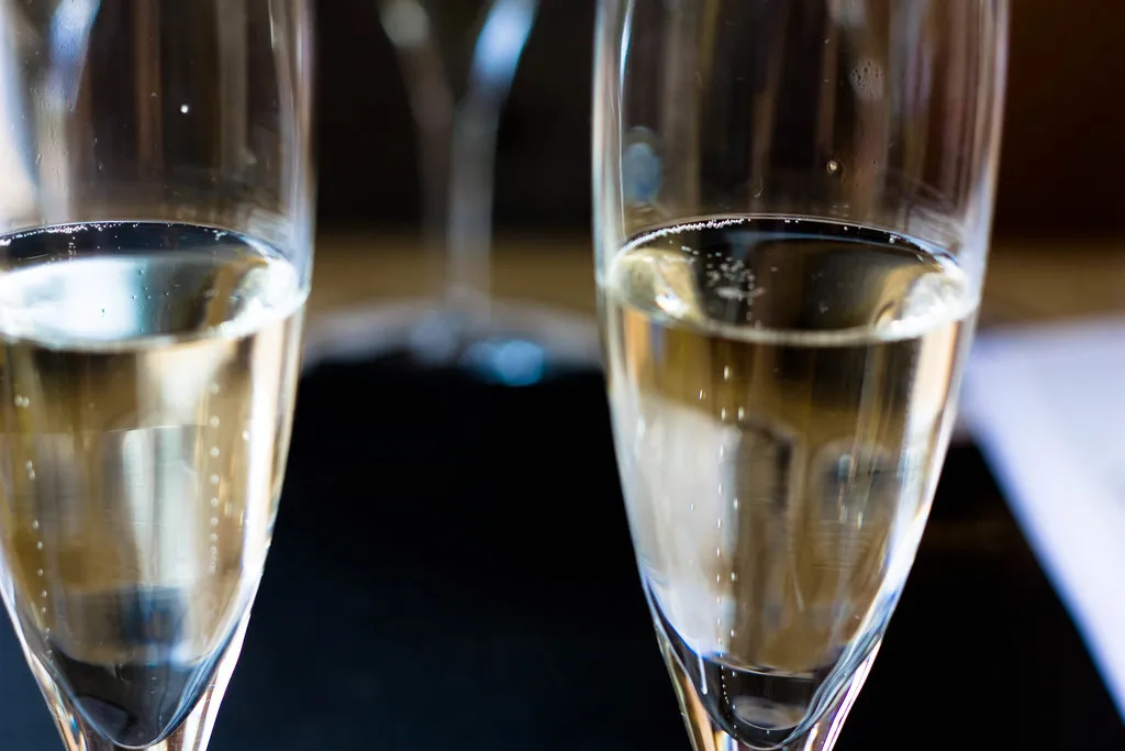 Sparkling Wine and Champagne: What the Experts Actually Order (urbanfoodie33, Flickr, CC BY 2.0)
