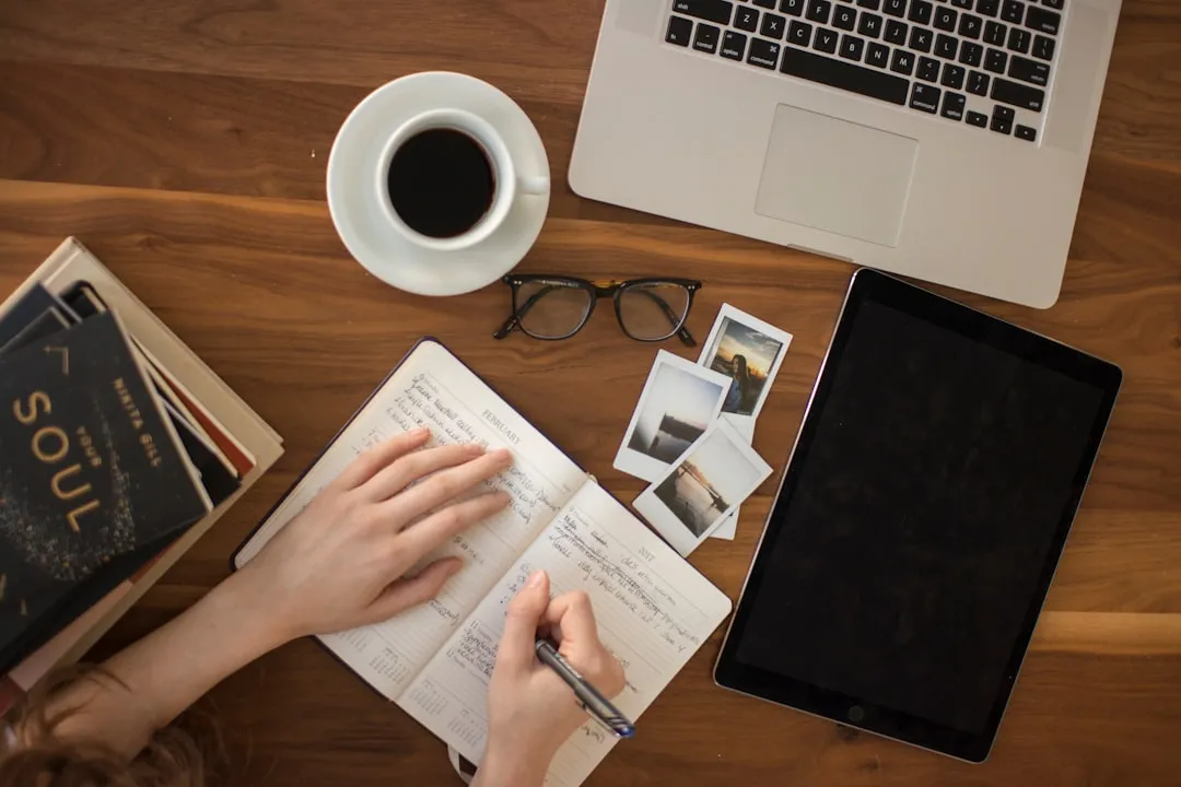 The Travel Notebook Makes a Quiet Comeback (Image Credits: Unsplash)