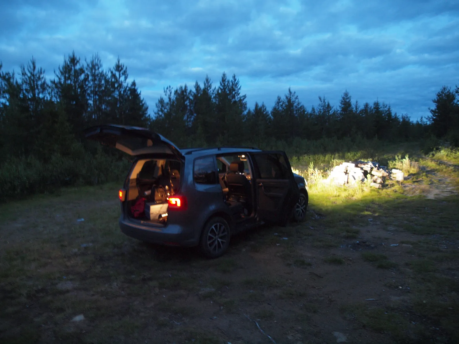 8. Dimming High Beams for Oncoming Traffic (By JIP, CC BY-SA 3.0)