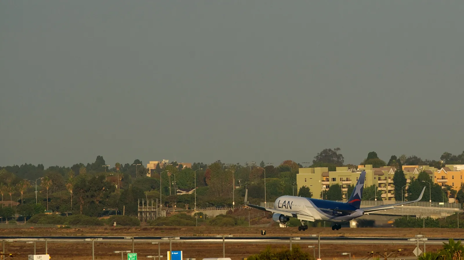 How the Rounding Works (Early morning LAX touchdown., CC BY-SA 2.0)