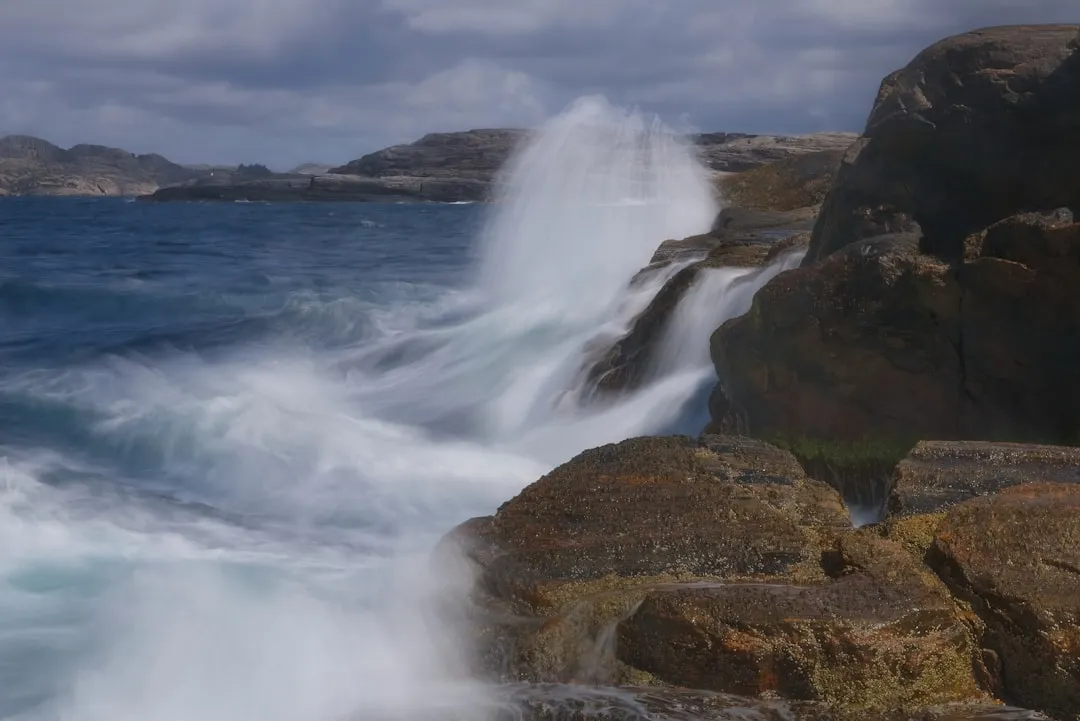 Thor's Well, Devil's Churn, and the Power of Moving Water (Image Credits: Unsplash)
