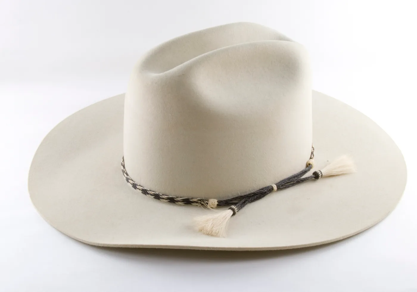 4. A Wide-Brimmed Hat (By Ealdgyth, CC BY 3.0)